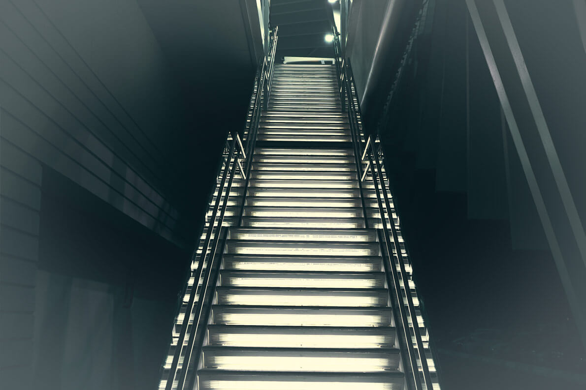  Snění o sestupujících schodech: Co to znamená?